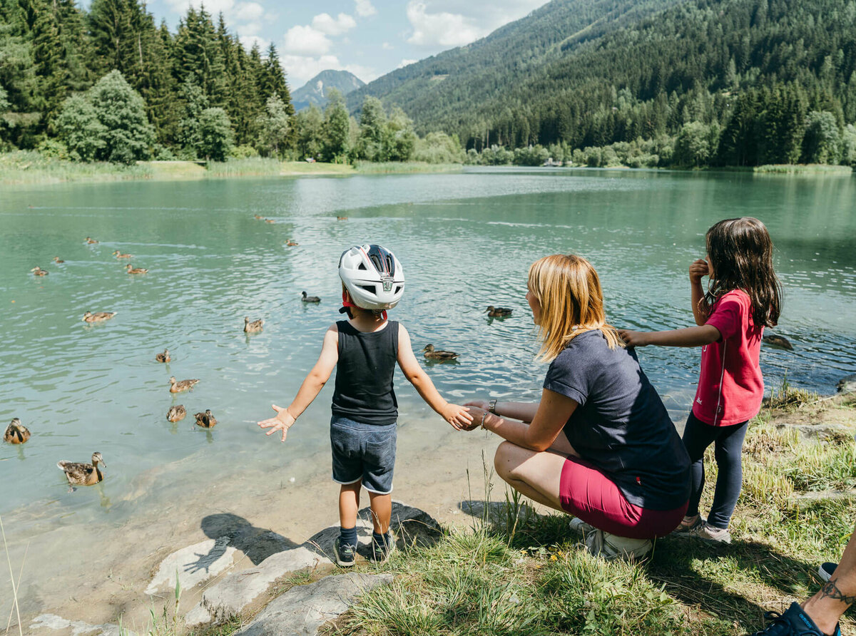 Stausee Tassenbach Strassen Familie mit zwei kleinen Kindern beim Enten füttern am Tassenbacher Stausee.