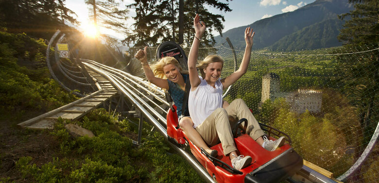 Das Bild zeigt 2 Frauen auf der Sommerrodelbahn "Osttirodler" in Lienz