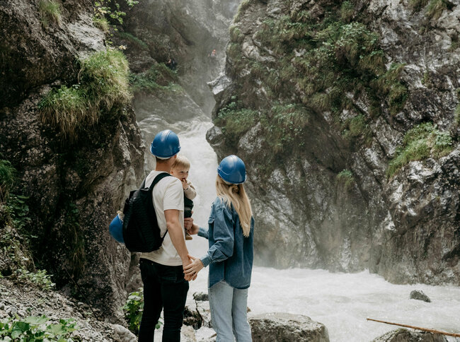 Wasserschaupfad Galitzenklamm Ein Pärchen mit kleinem Kind auf dem Arm am Wasserschaupfad in der Galitzenklamm.