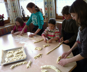 Fünf Kinder beim Backen auf einem Bauernhof.