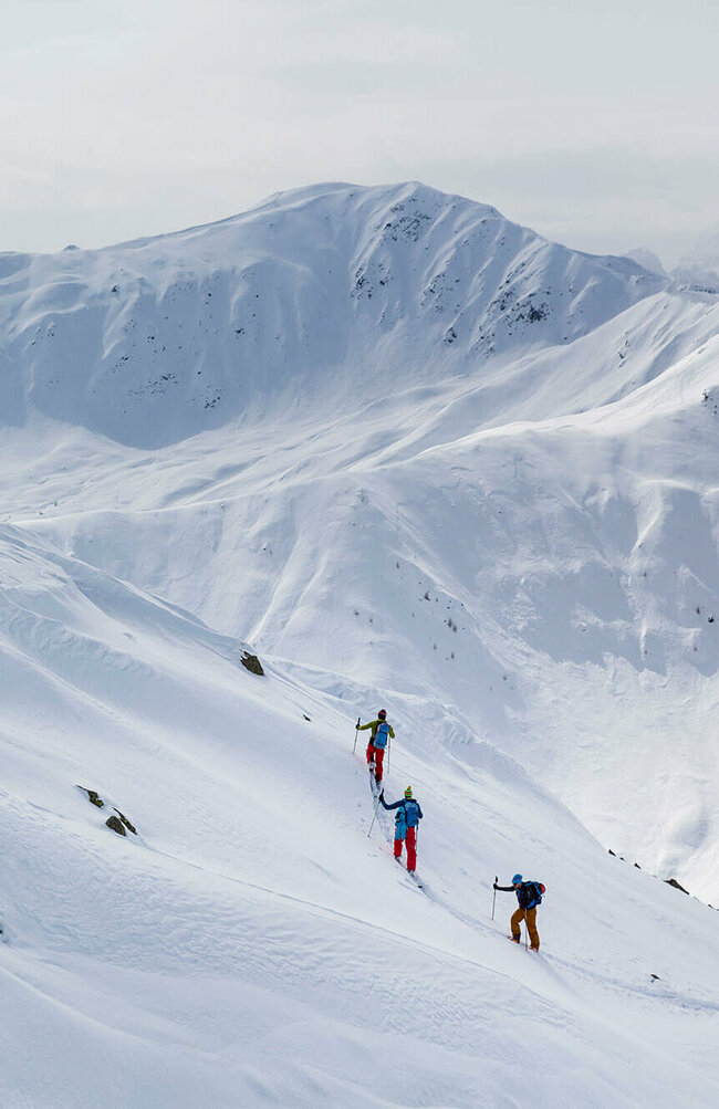 Skitourengeher:innen auf der Herz-Ass in einer verschneiten Berglandschaft im Villgratental