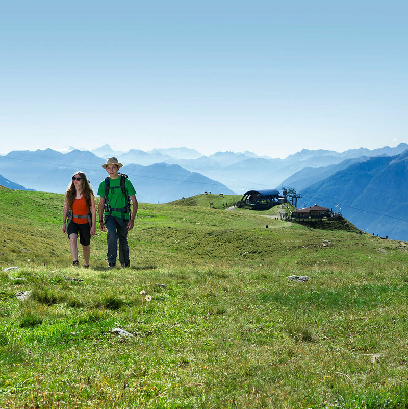 Paar wandert im Sommer am Zettersfeld vom Steinermanndl startend