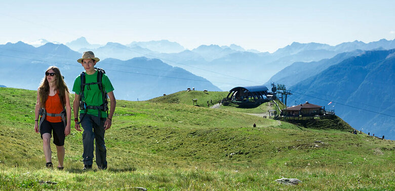 Paar wandert im Sommer am Zettersfeld vom Steinermanndl startend