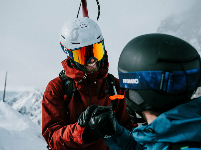 Zwei Skitourengeher sind am Gipfel der Roten Wand im Defereggental in Osttirol angekommen und gratulieren sich gegenseitig zu ihrem Erfolg.