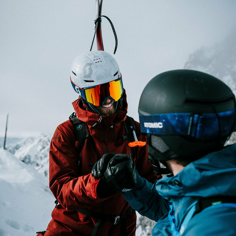 Das Glücksgefühl am Gipfel. Zwei Skitourengeher sind am Gipfel der Roten Wand im Defereggental in Osttirol angekommen und gratulieren sich gegenseitig zu ihrem Erfolg.