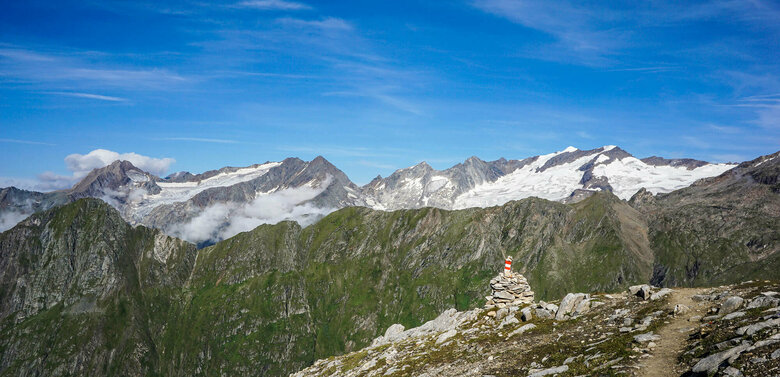 Adlerweg Osttirol Etappe 2 Ein schmaler Wandersteig in alpinem Gelände. Der Adlerweg Osttirol, Etappe 2.