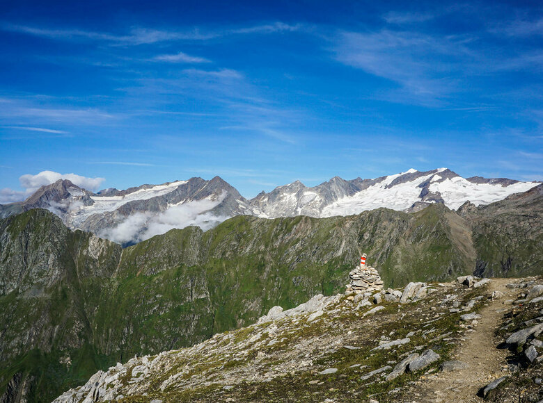 Ein schmaler Wandersteig in alpinem Gelände. Der Adlerweg Osttirol, Etappe 2.