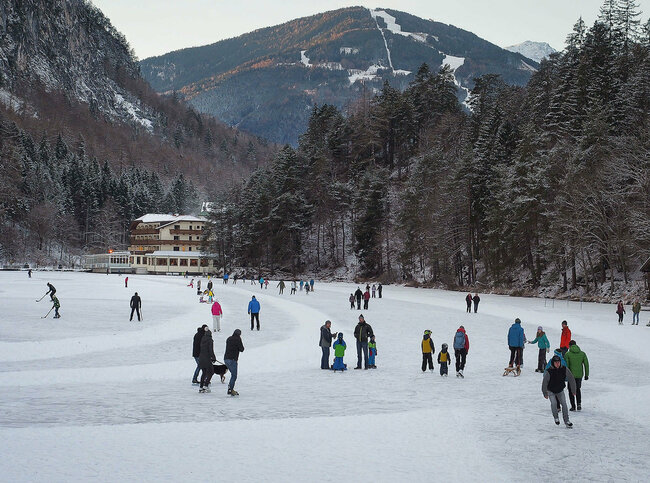 Reges Treiben beim Eislaufen auf dem zugefrorenen Tristachersee.