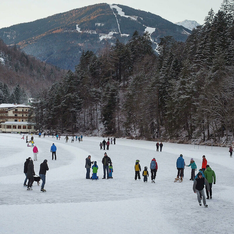Reges Treiben beim Eislaufen auf dem zugefrorenen Tristachersee.