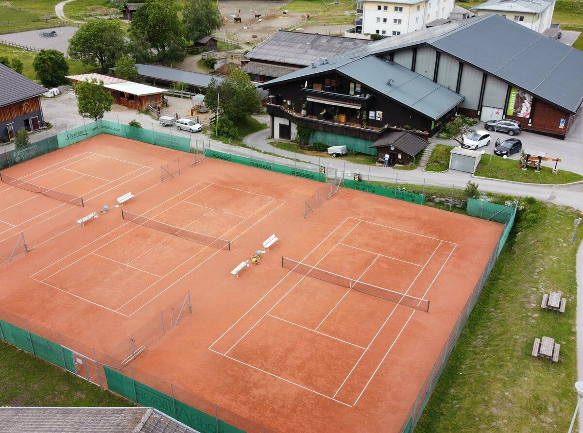 Aufnahme von oben von drei Tennisplätzen der Tennis Union in Matrei.