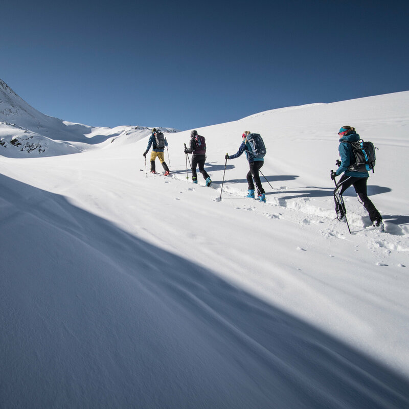 Skitourengeher:innen beim Aufstieg auf das Böse Weibl