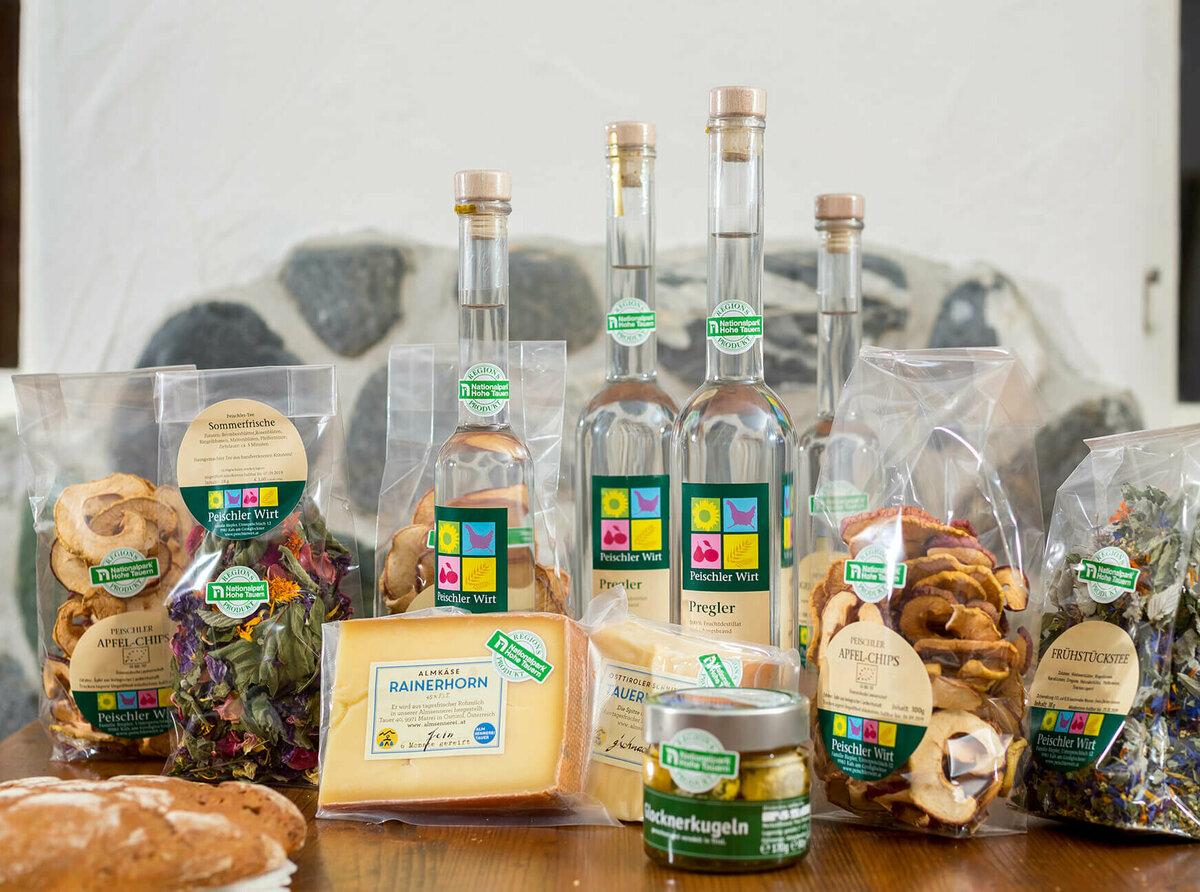 Verschiedene Produkte wie Brot, Käse, Kräuter, Schnaps und noch viel mehr aus der Nationalpark-Region.