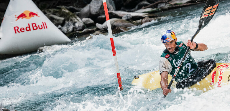 The athletes have to fight their way through the wild waters of Lienz by kayak on the last stage to the main square in Lienz. They finish the race.