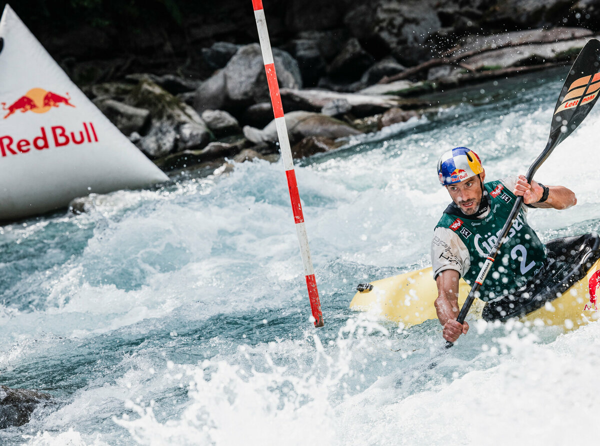 The athletes have to fight their way through the wild waters of Lienz by kayak on the last stage to the main square in Lienz. They finish the race.