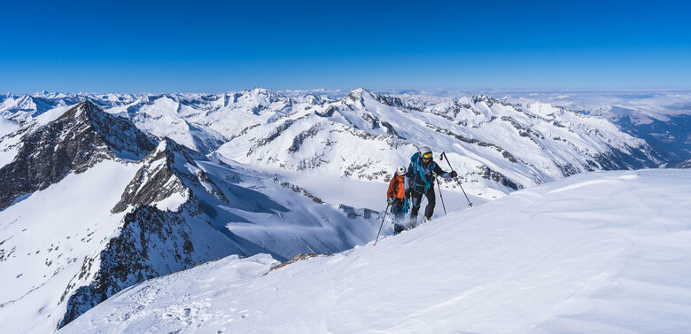 Skitourengeher:innen auf den letzten Metern zum Gipfel des Großen Geigers