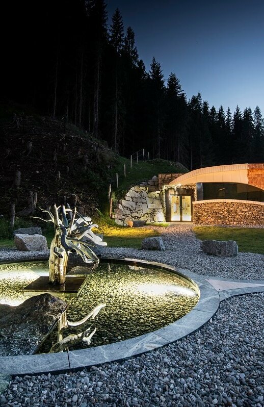 Defregger Heilwasser-Gebäude nachts stimmungsvoll beleuchtet