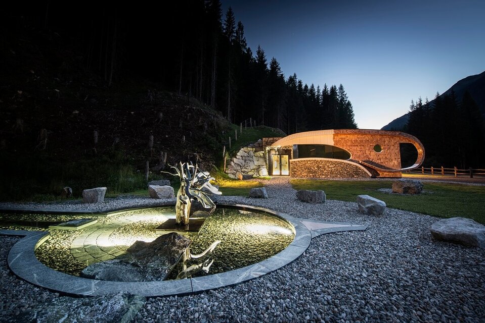 Defregger Heilwasser-Gebäude nachts stimmungsvoll beleuchtet