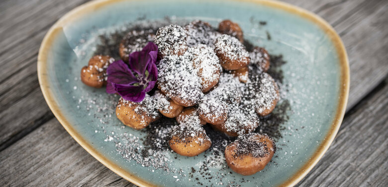 Ingsante Nigelen Ein Teller mit dem Osttiroler Gericht Ingsante Nigelen mit Mohn.