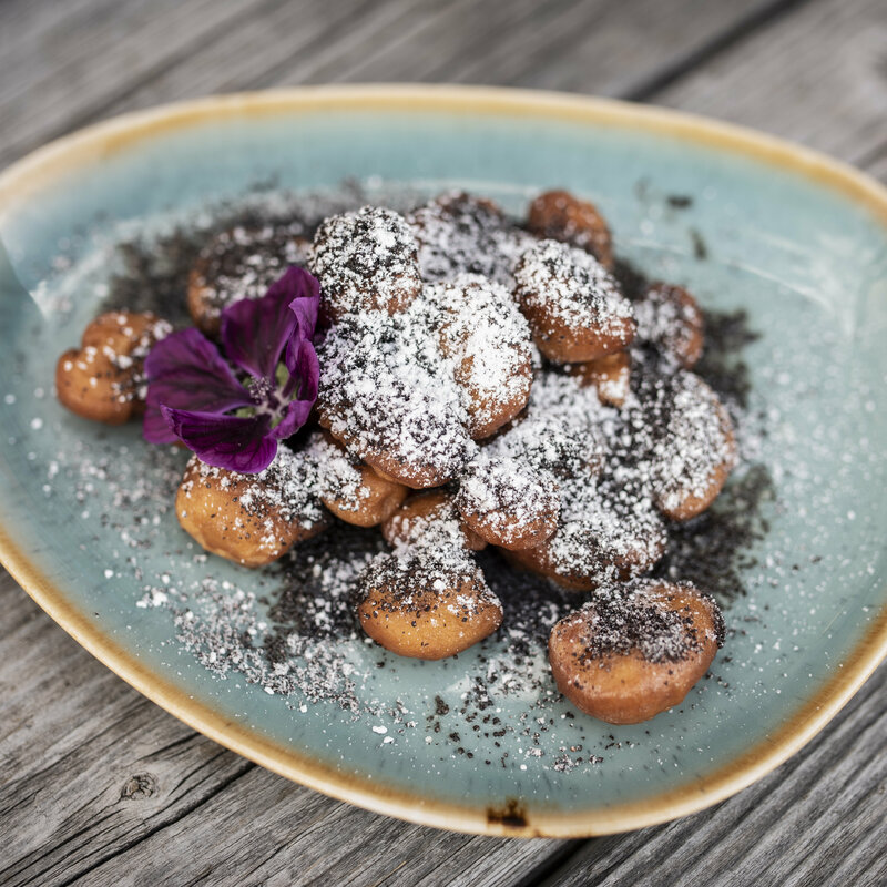 Ein Teller mit dem Osttiroler Gericht Ingsante Nigelen mit Mohn.