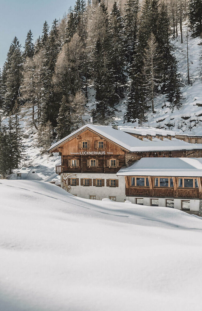Lucknerhaus Ködnitztal inmitten der tief winterlichen Landschaft.