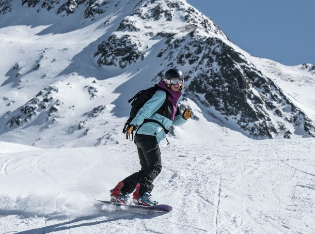 Ein Snowboarder auf einer Abfahrt im Skizentrum St. Jakob i. D..