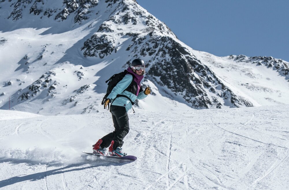 Ein Snowboarder auf einer Abfahrt im Skizentrum St. Jakob i. D..