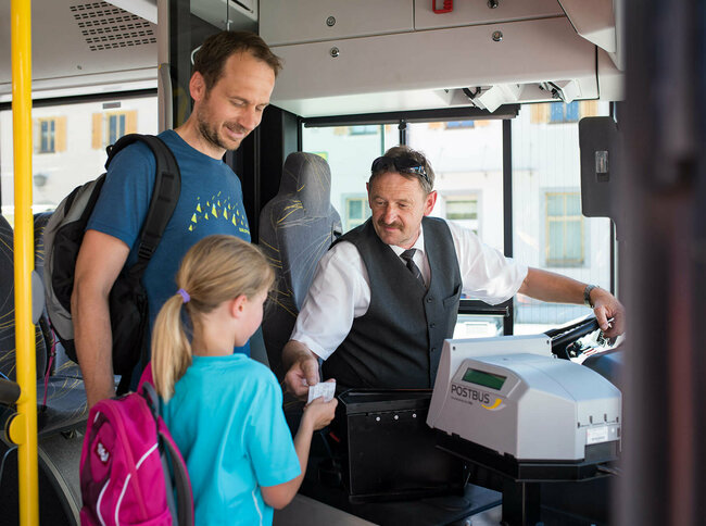 Familie löst Bustickets beim Fahrer