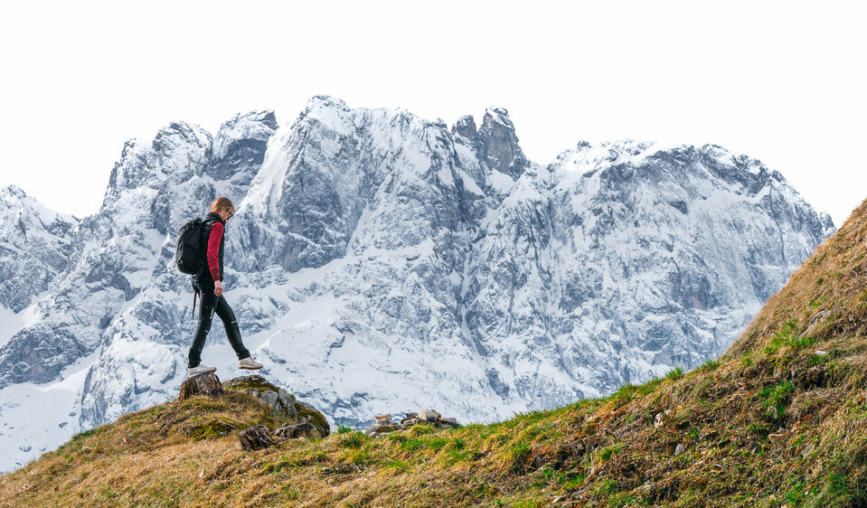 Mann wandert in frühlingshafter Osttiroler Berglandschaft