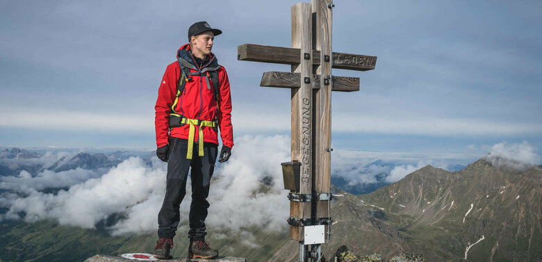 Ein Wanderer auf dem Gipfel des Regenstein in Außervillgraten
