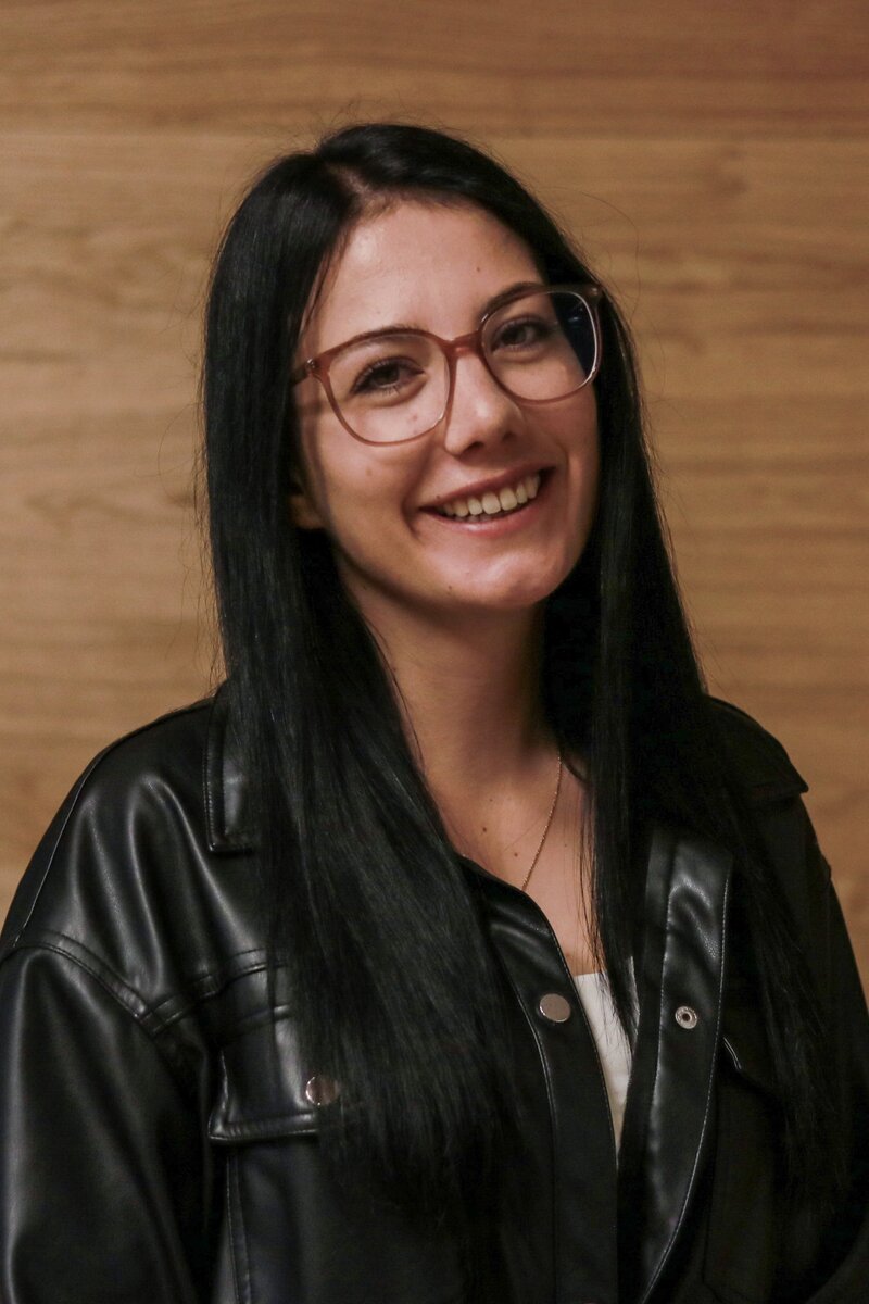 Aylin Pagger in schwarzer Lederjacke.