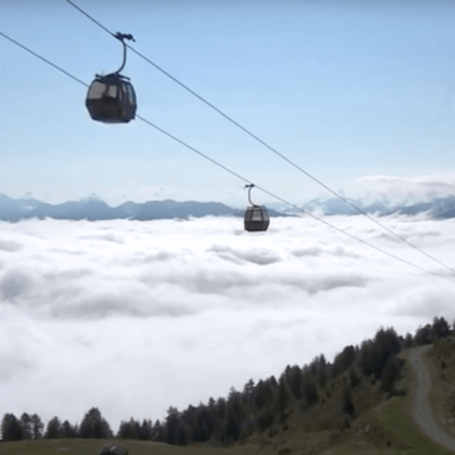 Seilbahn Thurntaler Sillian mit Blick auf ein Wolkenmeer unterhalb der Gondeln