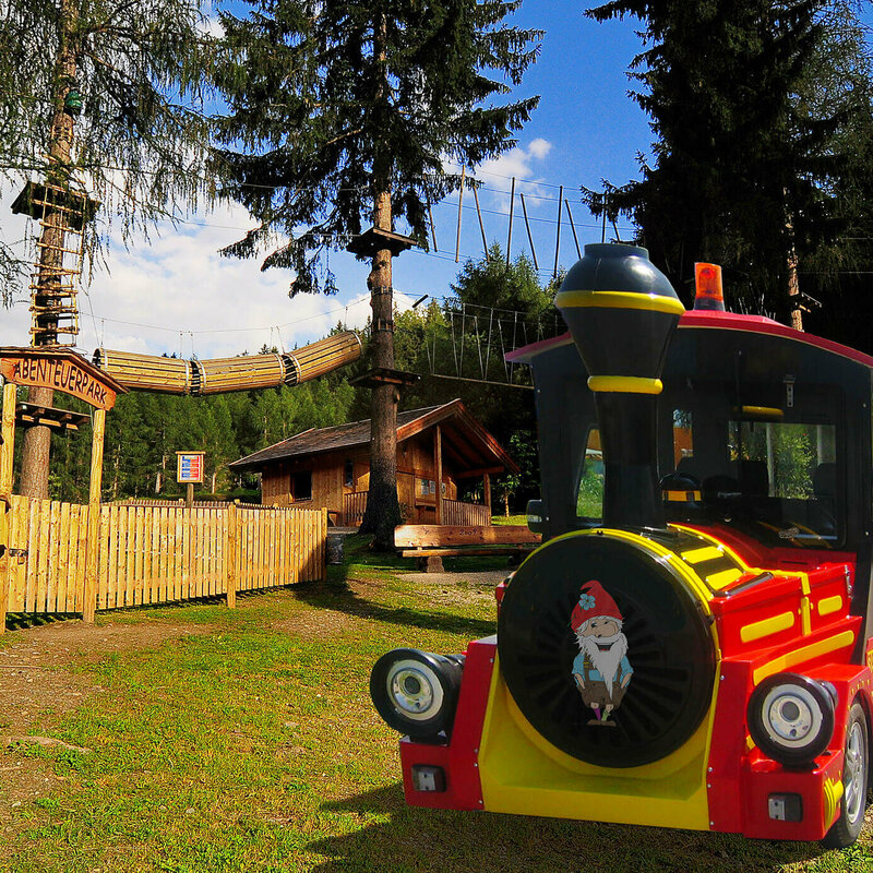 Der Wichtelzug ist ein buntes Fahrwerk zum Transfer von Kindern zur Sommerbetreuung.