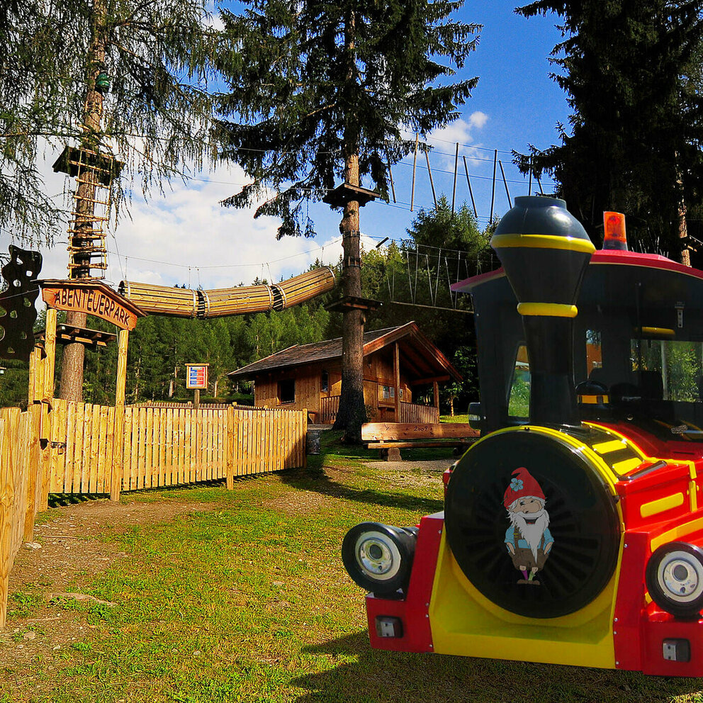 Der Wichtelzug ist ein buntes Fahrwerk zum Transfer von Kindern zur Sommerbetreuung.