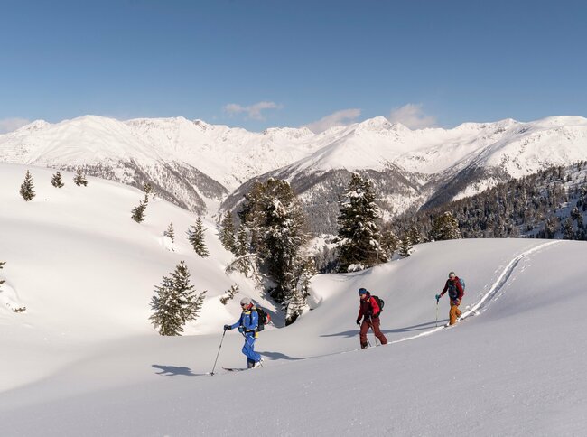 Skitour in Villgraten Drei Skitourengeher beim Anstieg in Villgraten