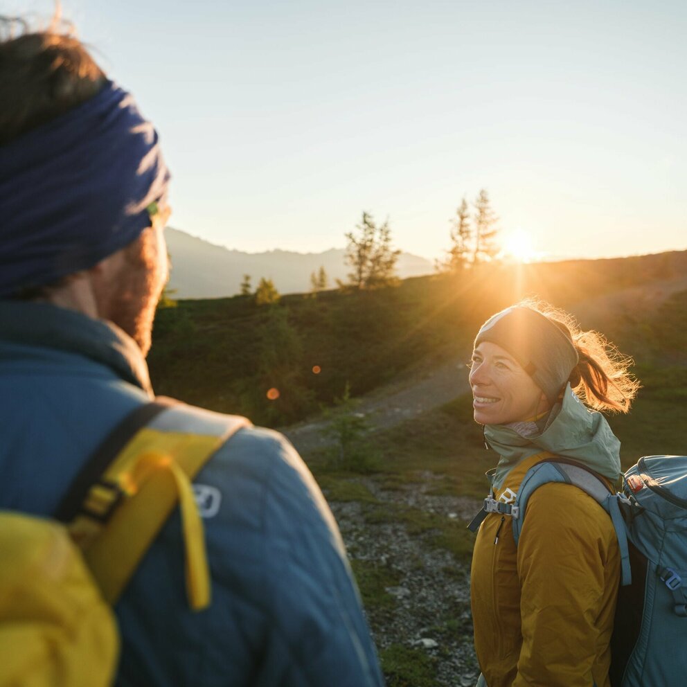 Sonnenaufgang Sonnenaufgang mit einem Pärchen, welches sich anlächelt, im Vordergrund.