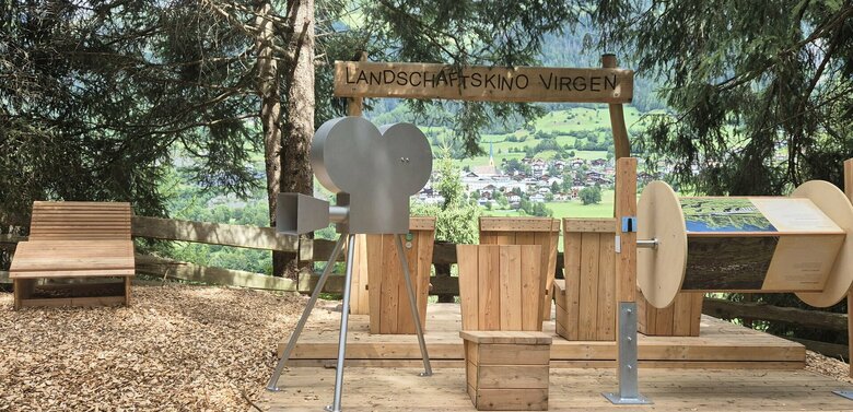 Das "Landschaftskino Virgen" aus hölzernen Elementen, die zum Verweilen und Aussichtgenießen einladen.