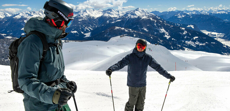 Zwei Skifahrer beim Zwischenstopp beim Terrassenskilauf am Zettersfeld