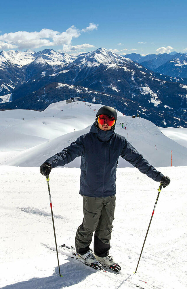 Terrassenskilauf Zettersfeld Zwei Skifahrer beim Zwischenstopp beim Terrassenskilauf am Zettersfeld