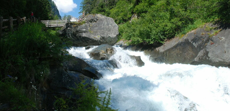 Eine Plattform oberhalb des tosenden Wasserfalls "Umbalfälle" im Virgental