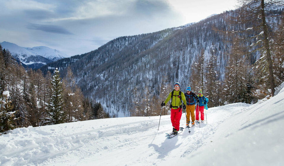 Drei Skitourengeher auf der Skitour Herz-Ass in Villgraten bei sonnigem Wetter
