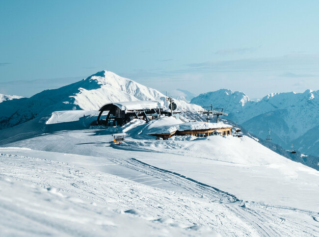 Zettersfeld - Blick auf eine Bergspitze im Schnee