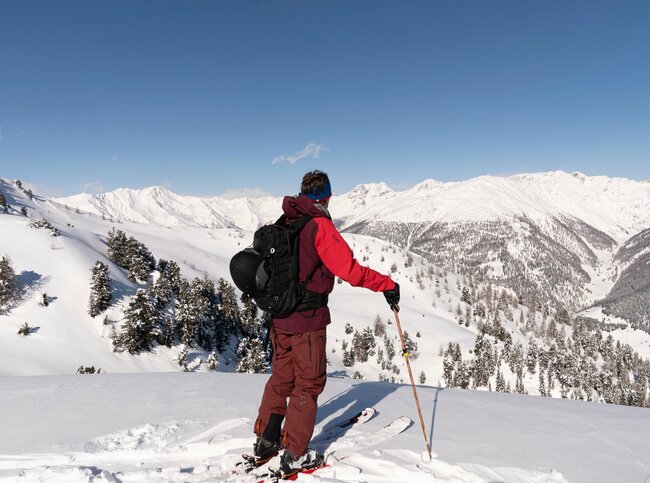 Bergausblick bei Skitour in Villgraten Ein Skitourengeher genießt den Bergausblick bei der Skitour in Villgraten