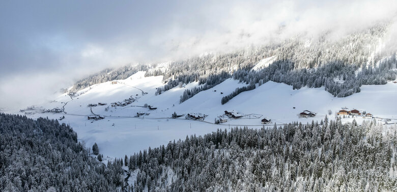 Lufaufnahme des Tiroler Gail- und Lesachtales bei herrlicher Winterstimmung mit frisch verschneiten Wäldern.