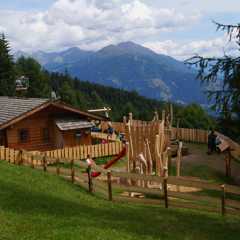 Der Spielplatz mit verschiedenen Holzelementen im Familienpark Zettersfeld.