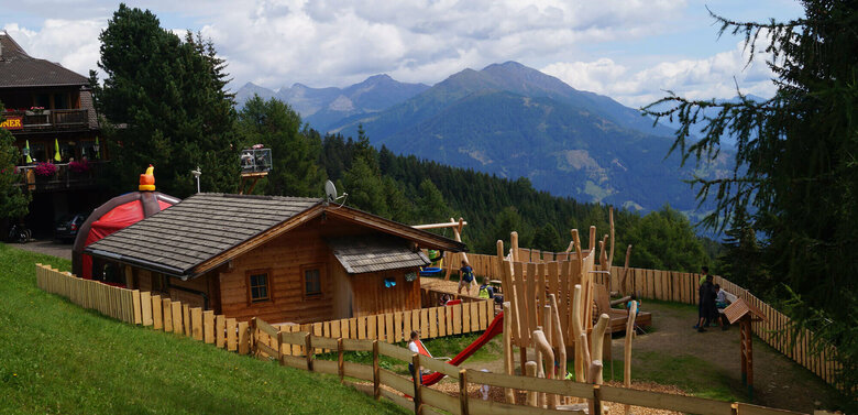 Der Spielplatz mit verschiedenen Holzelementen im Familienpark Zettersfeld.