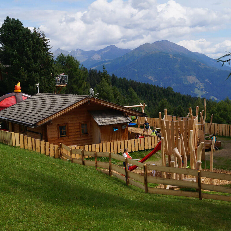 Der Spielplatz mit verschiedenen Holzelementen im Familienpark Zettersfeld.