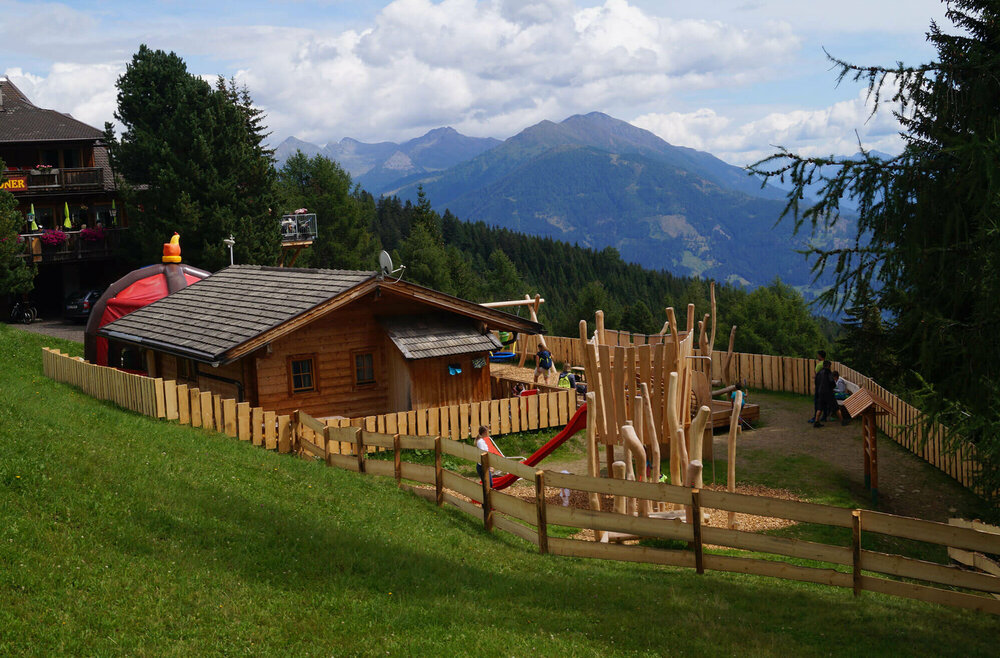 Der Spielplatz mit verschiedenen Holzelementen im Familienpark Zettersfeld.