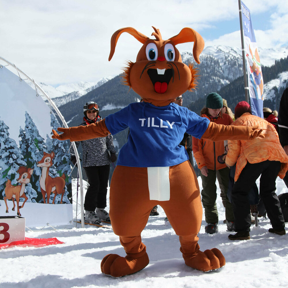 Hasen-Maskottchen "Tilly" im Familienskigebiet Golzentipp - Obertilliach