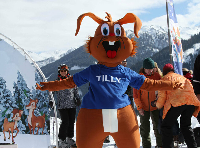 Hasen-Maskottchen "Tilly" im Familienskigebiet Golzentipp - Obertilliach