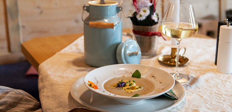 Suppe mit Teigtaschen und einem Glas Wein im Gasthaus Großvenediger.